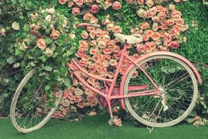 blommor och cykel foto