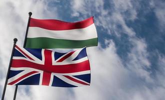 Ungern och Storbritanniens flaggor. blå himmel och flagga Ungern och Storbritannien, 3d-arbete och 3d-bild foto