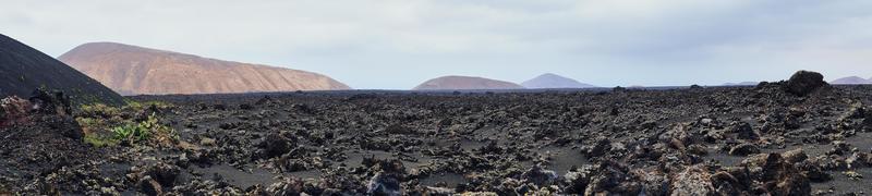 panorama färgbild av vulkaniskt landskap nära timanfaya foto