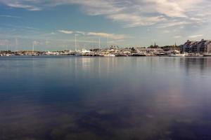 kustlinje och vattnet nära newport rhode island foto