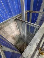 inuti 3 våningar hiss shat under konstruktion foto