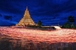 ljus tänds vid huay pla kung-templet. foto