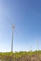 vindkraftverk är alternativa elkällor, konceptet hållbara resurser, vacker himmel med vindkraftsturbiner, förnybar energi foto