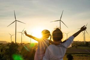 vindkraftverk är alternativa elkällor, konceptet hållbara resurser, människor i samhället med vindkraftsturbiner, förnybar energi foto