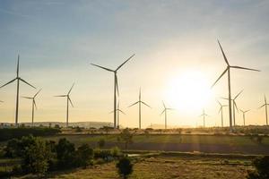 vindkraftverk är alternativa elkällor, konceptet hållbara resurser, vacker himmel med vindkraftsturbiner, förnybar energi foto