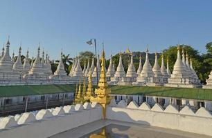 kuthodaw pagoda - världens största bok, mandalay, burma