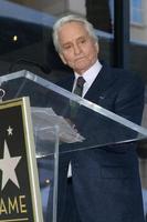 los angeles 6 nov - michael douglas vid michael douglas stjärnceremonin på hollywood walk of fame den 6 november 2018 i los angeles, ca foto