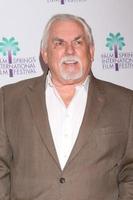 palm springs 11 jan - john ratzenberger vid promenaden till vegas världspremiär på richards center for the arts den 11 januari 2019 i palm springs, ca. foto