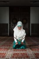muslimsk kvinna läser koranen foto
