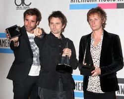 los angeles 21 nov - musa christopher wolstenholme, matthew bellamy och dominic howard i pressrummet för 2010 års American Music Awards på nokia teater den 21 november 2010 i los angeles, ca. foto