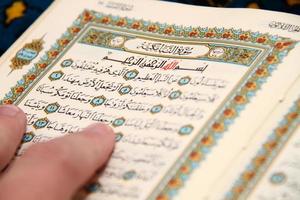 läser den heliga Koranen