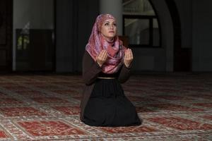 ödmjuk muslimsk bön kvinna foto