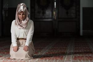 ung muslimsk kvinna som ber