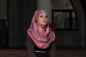 muslimsk kvinna ber i moskén