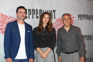 los angeles 17 aug - juan pablo raba, jennifer garner, john ortiz vid fotosamtal för stx-filmer peppermint på the four seasons hotel den 17 augusti 2018 i beverly hills, ca. foto