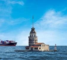 jungfrutorn och istanbul siluett vid solnedgången foto