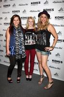 los angeles 16 maj - skylar laine, hollie cavanagh och elise testone anländer till american idols autentiska ikonsamling för kohls fanevenemang på kohl s den 16 maj 2012 i alhambra, ca. foto