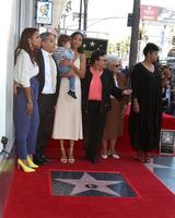 los angeles 3 maj - zoe saldana, familj vid zoe saldana stjärnceremonin på hollywood walk of fame den 3 maj 2018 i los angeles, ca foto