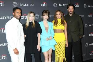 los angeles 10 april - lucien laviscount, camille razat, lily collins, ashley park, lucas bravo på paleyfesten emily i paris på Dolby Theatre den 10 april 2022 i los angeles, ca. foto