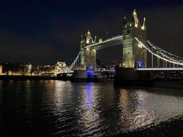 utsikt över tower bridge i london foto