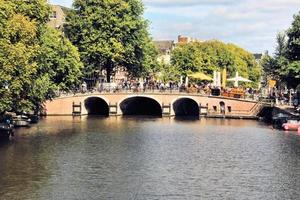 amsterdam i holland i september 2016. utsikt över en kanal i amsterdam foto