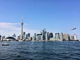 utsikt över Toronto från havet nära flygplatsen foto