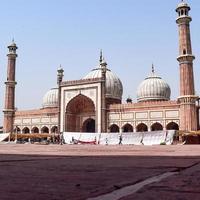Delhi, Indien - 15 april 2022 - oidentifierade indiska turister som besöker Jama Masjid under Ramzan-säsongen, i Delhi 6, Indien. jama masjid är den största och kanske den mest magnifika moskén i Indien foto