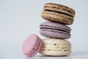 franska söta dessert macarons på vitt. foto