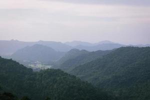 vacker natur, himmel, träd, kvällsatmosfär i khao yai nationalpark, thailand foto