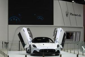 nonthaburi, thailand - 29 mars 2021 framifrån av den vita maserati-sportbilsdörren öppen på displayen på thailand International Motor Show 2021, utställning av fordon till salu foto