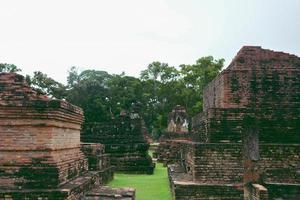 vandringsled i wat maha som vid den historiska parken i sukhothai. foto