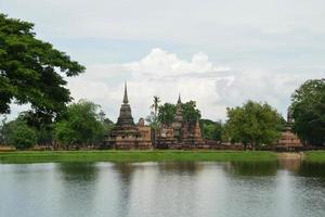 panorera utsikt över den historiska parken i sukhothai. foto