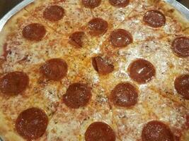 fet ost och pepperoni pizza på metall bricka foto