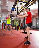 gym kettlebells swing träningsträning på gymmet foto