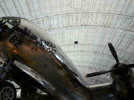 enola gay flygplan i en hangar foto