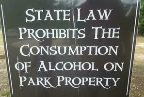 svart delstatslag förbjuder konsumtion av alkohol på parkegendomsskylt foto