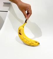 banan i vit bakgrund. söt gul banan med detalj för reklam eller affisch. foto