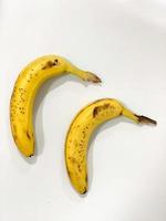 banan i vit bakgrund. söt gul banan med detalj för reklam eller affisch. foto