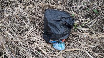 plastpåsar dumpade på torra ängar förorenar miljön foto