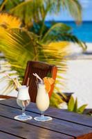 två cocktails på tropisk strand