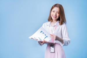 bild av ung asiatisk affärskvinna på blå bakgrund foto