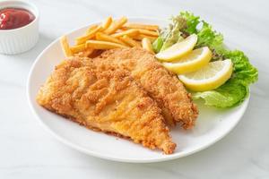 hemlagad panerad weinerschnitzel med potatischips foto