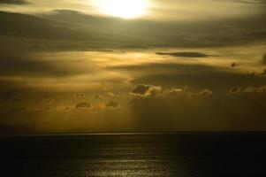 solnedgång och stormiga moln foto