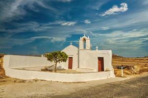 bykyrka i en meria av folegandros foto