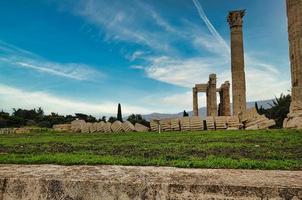 Tempel för den olympiska zeus och Akropolis i Aten, Grekland foto
