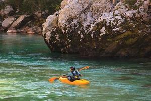 kajakpaddling på soca-floden, Slovenien foto