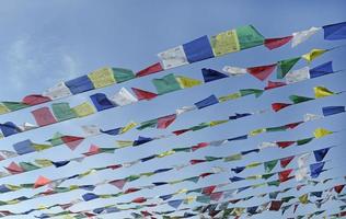 tibetanska böneflaggor vajar i vinden på en solig dag foto