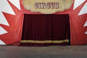 stängda scengardiner av en cirkus före föreställningen foto