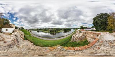 fullständigt 360 graders panorama i ekvirektangulär ekvidistant sfärisk projektion på ruinerna av ett gammalt medeltida slott över floden neman foto