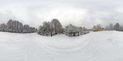 vinterpanorama i den snötäckta skogen. helt sfäriskt 360 gånger 180 graders sömlöst panorama i ekvirektangulär projektion. skybox för virtuell verklighet vr ar innehåll foto